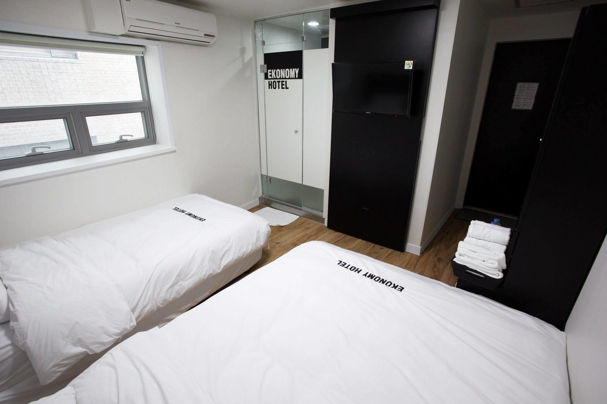 Ekonomy Hotel Myeongdong Central Seoul Exterior photo