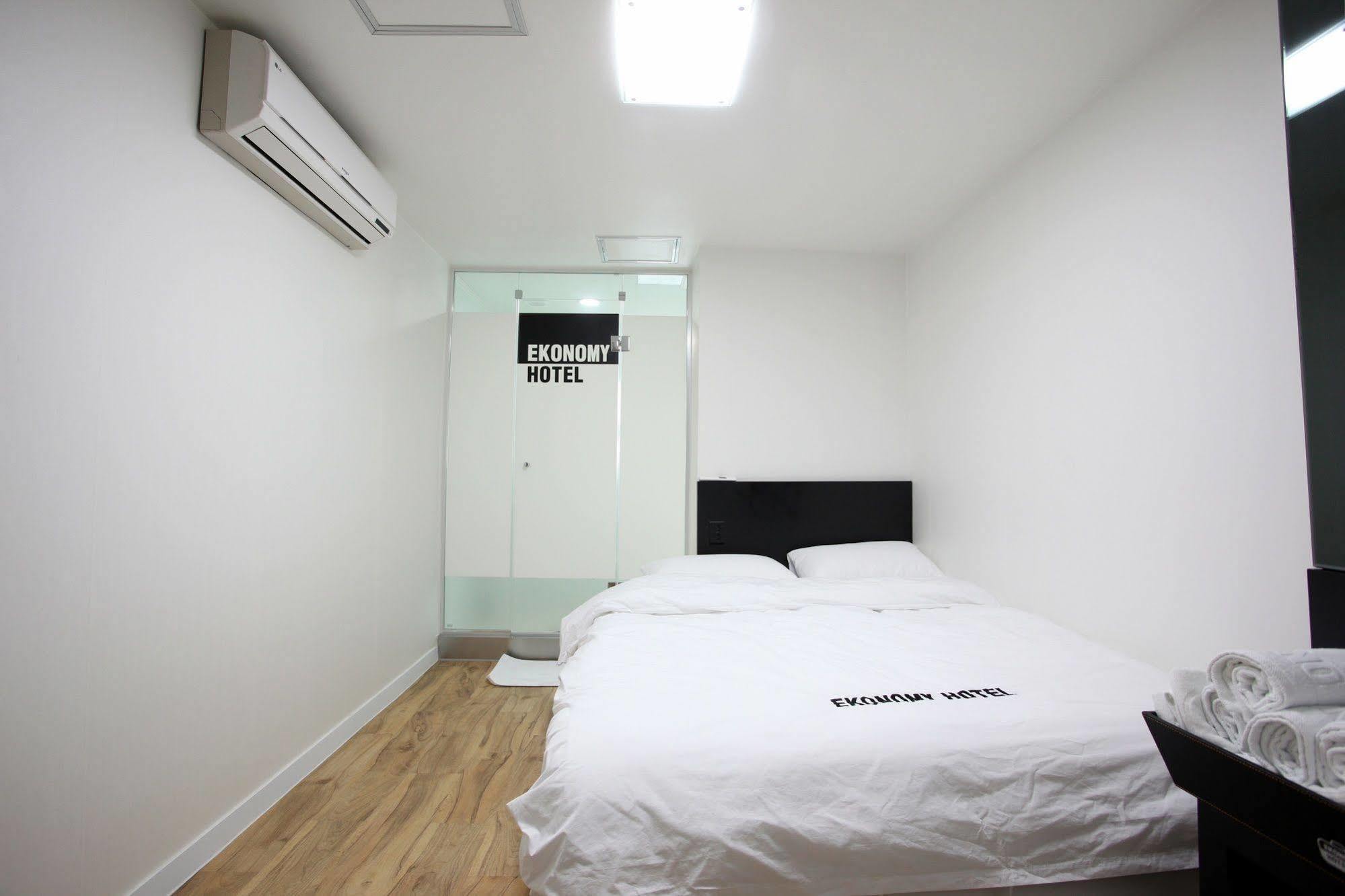Ekonomy Hotel Myeongdong Central Seoul Exterior photo