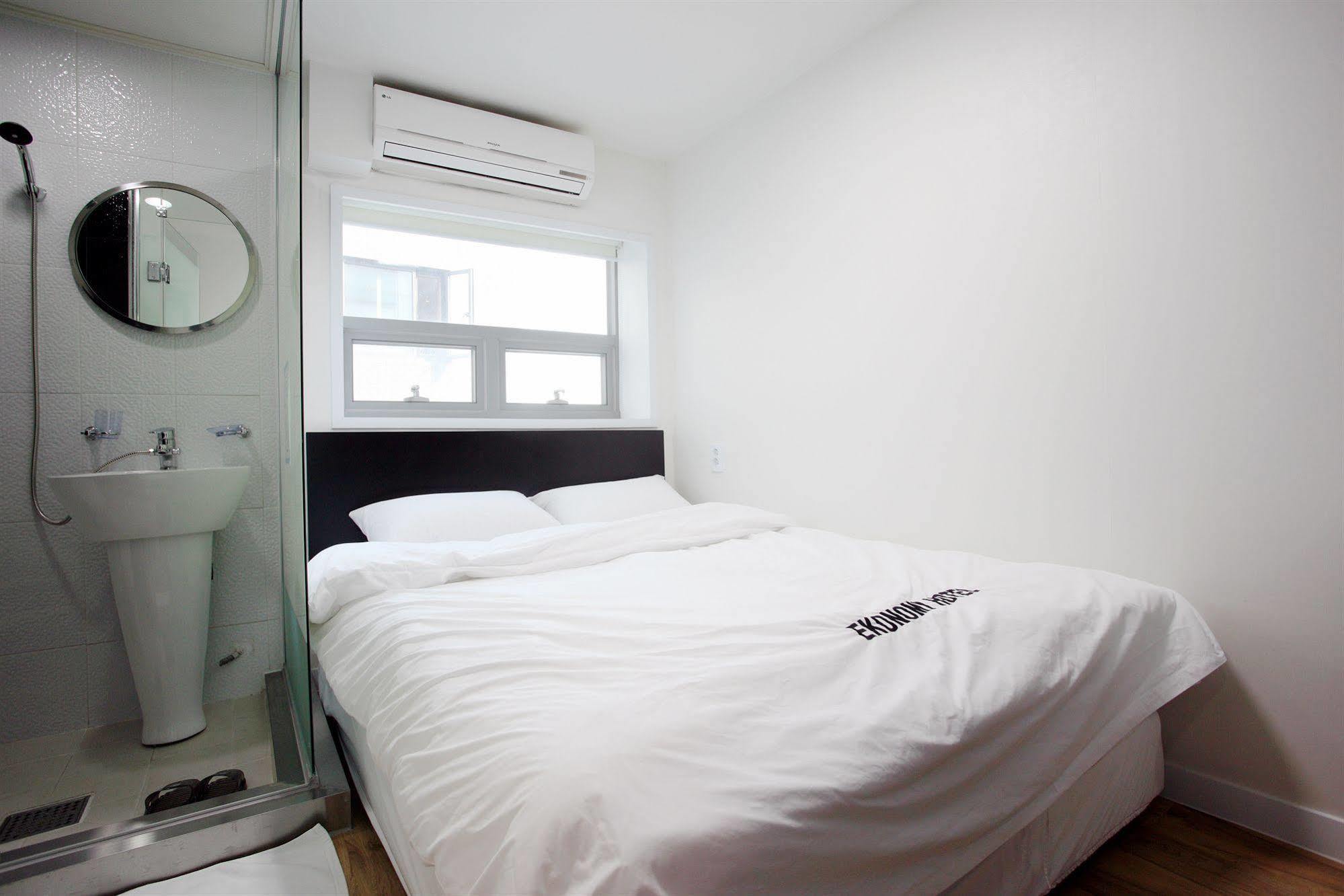 Ekonomy Hotel Myeongdong Central Seoul Exterior photo