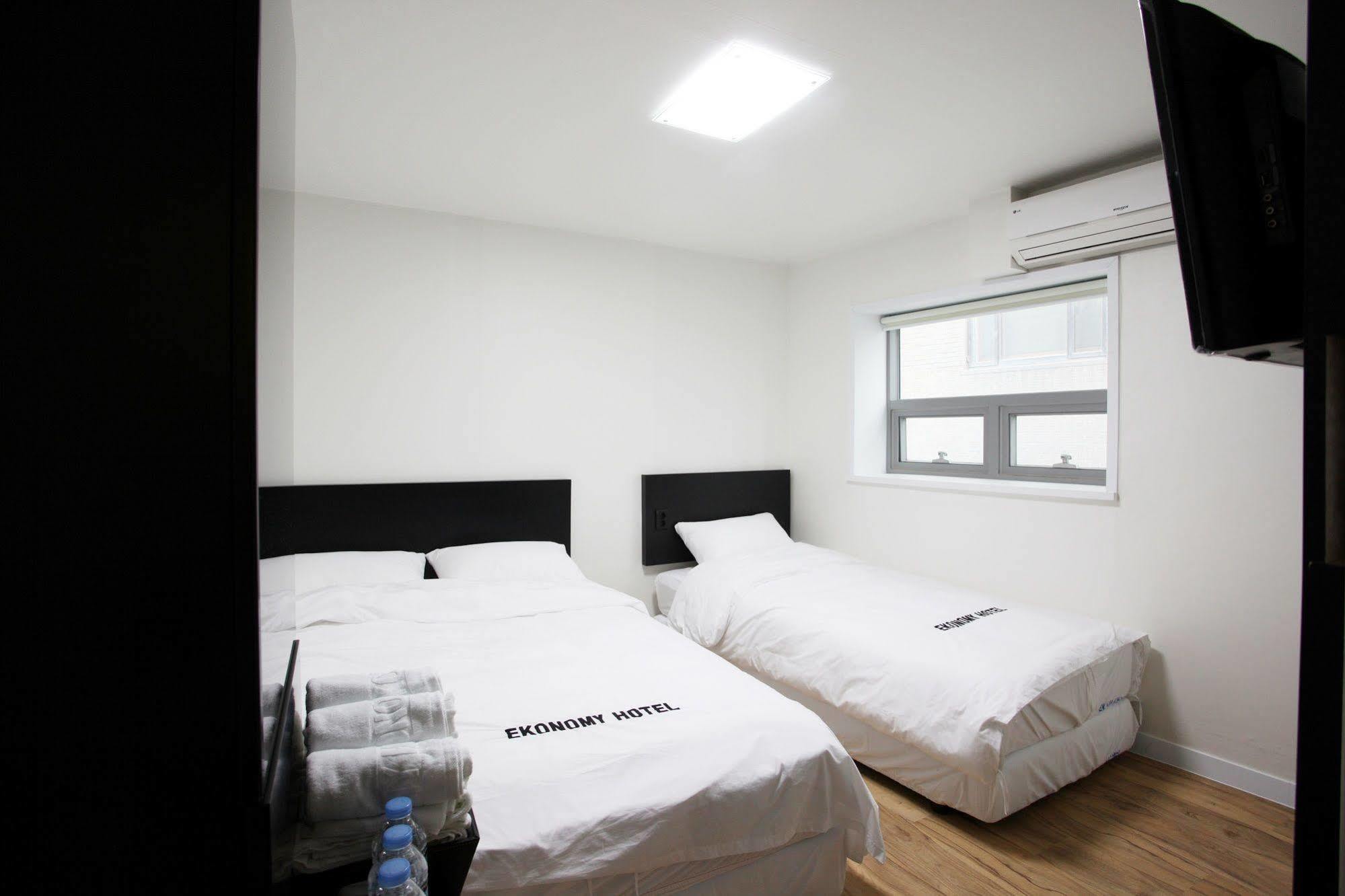 Ekonomy Hotel Myeongdong Central Seoul Exterior photo